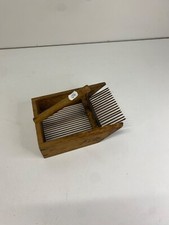 Ancien peigne à myrtilles vintage en bois et métal dans son jus