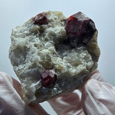 Spécimen rare de grenat rouge