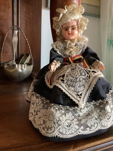 Jolie poupée folklorique - ,