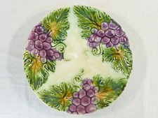 Assiette en barbotine a decor de grappe et feuille de raisin nº2