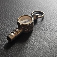 Pendentif ? Boussole non