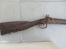 vieux fusils à double canon et à percussion avec crosse scultée