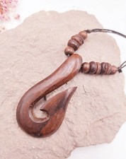 Collier en bois sculpté