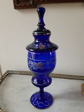 BONBONNIERE / POT COUVERT EN VERRE BLEU EMAILLE,  filets dorés,  20e. H 33 cm