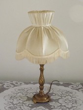 Ancienne lampe de table française en laiton avec abat-jour frangé crème 5567