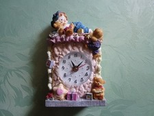 petite pendule de bureau en forme de coffre à jouet