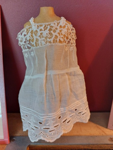 Dessous robe dentelle poupée