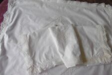 2 belles taies d'oreiller BRODéES avec ENTREDEUX et entourées de DENTELLE