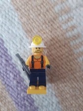 mini figurine d'un mineur , sa pioche et son casque avec lampe