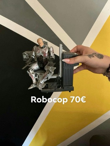 Figurine robocop assis avec - assis,