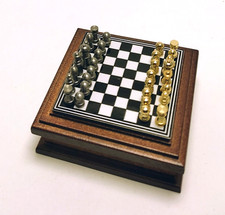 jeu d'échecs en merisier, miniature  maison de poupée, vitrine  S5