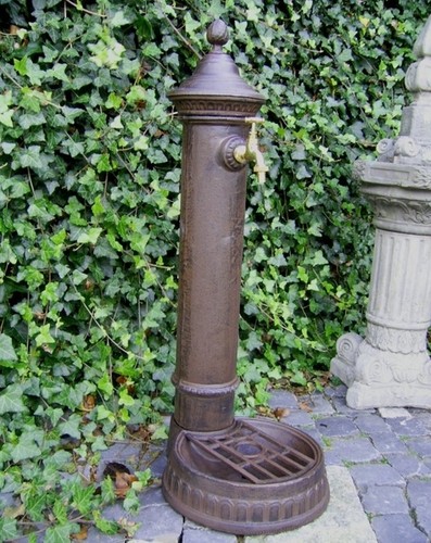 Fontaine sur pied - sur, bassin