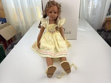 Poupée d'artiste en vinyle