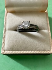 ANCIENNE BAGUE CERAMIQUE PLAQUÉ OR BLANC -SOLITAIRE ET PIERRES SCINTILLANTES- 51