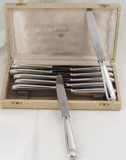 Christofle Vendôme, Coquille, 12 couteaux de table en métal argenté.