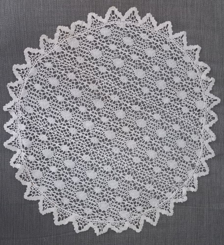Napperon blanc rond ancien - , en