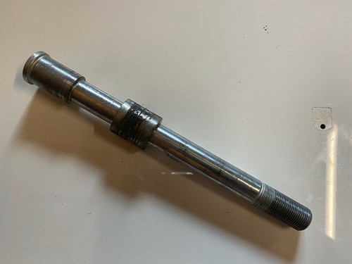 Axe roue avant - un,