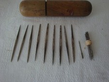 Ancien outil à définir l'usage compoé de 9 poinçons et de 75 aiguilles