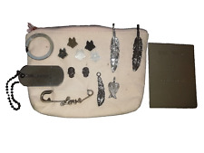 Lot de pins, pendentif, broche, porte clés et plaque militaire Zadig et Voltaire