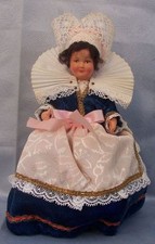 poupée régionale folklorique