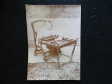 Originale Photo debut XXe  enfant dans chaise enfant pliante 