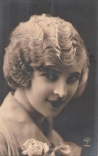 CP PORTRAIT FEMME ELEGANTE MAQUILLEE - 34731