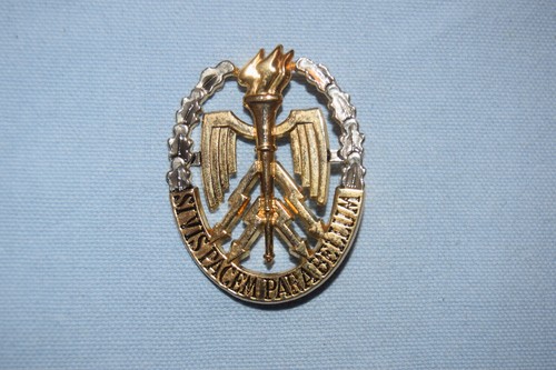 B90 pucelle insigne armée