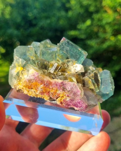 Zoned fluorite with quartz - zoned,