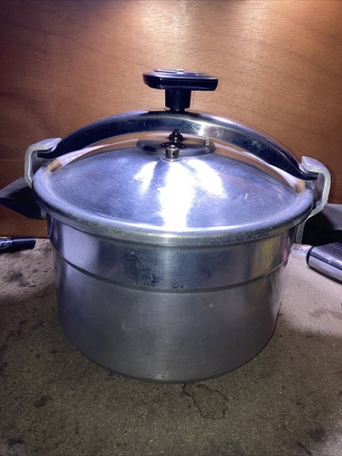 Ancienne cocotte minute - (d48),