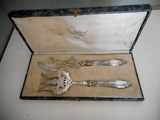 COUVERTS DE SERVICE A GATEAUX EN ARGENT.