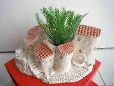 DECOR  D AQUARIUM   MAS PROVENCAL + PLANTE ARTIFICIELLE   AU CENTRE