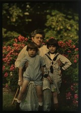 AUTOCHROME 13x18. Famille. Mère/grand-mère/gouvernante et enfants sur ses genoux