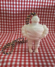 Ancien BIBENDUM MICHELIN  autour du cou stylos rouge et bleu  camion auto 10cm