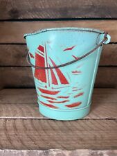 Ancien seau de plage en tôle vert impression voilier rouge