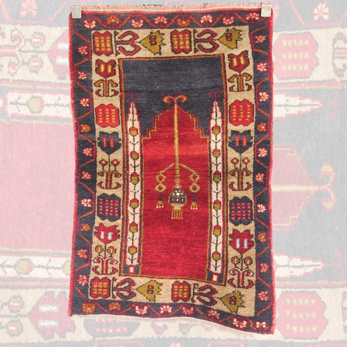 Tapis rouge anatolien vintage