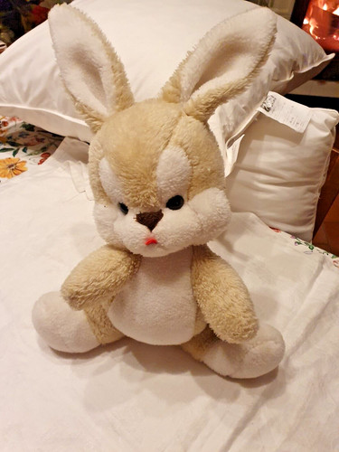 Peluche doudou lapin assis