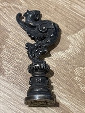 Joli petit sceau cachet en bronze argenté représentant une chimère. Chiffré.