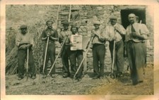 Carte photo ancienne travail à la ferme et accordéoniste