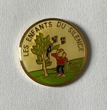 89 - Pin's LES ENFANTS DU SILENCE - DESSIN DE JACQUES FAIZANT