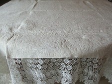 Dessus jeté de lit avec dentelles 240 x 260 cm  vintage  état neuf  salissures