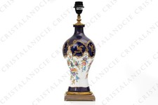 Pied de lampe aux fleurs et