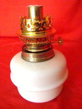 lampe à pétrole en opaline