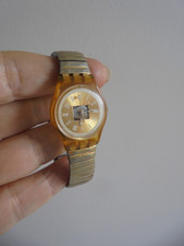 Ancienne petite montre SWATCH bracelet accordéon cadre dorée mécanique