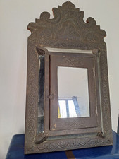 Miroir ancien  à parclose en laiton gravé sculpté avec coffre, armoire  bois. 