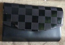 Pochette verni noir Cosmopolis