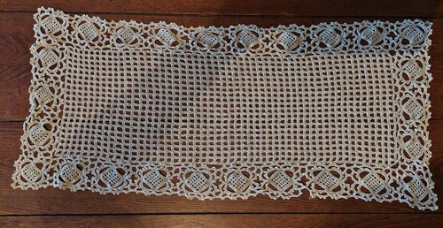 Napperon ancien crochet beige