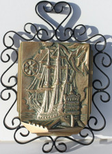 TAPE DE BOUCHE EN BRONZE - VOILIER - CADRE EN FER FORGÉ - H. 14 cm - 2,250 kg