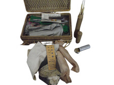 Malette en osier garnie d'un lot volumineux de mercerie