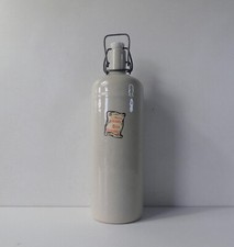 ancienne bouteille en grès .