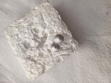 paire d'anciens boutons de